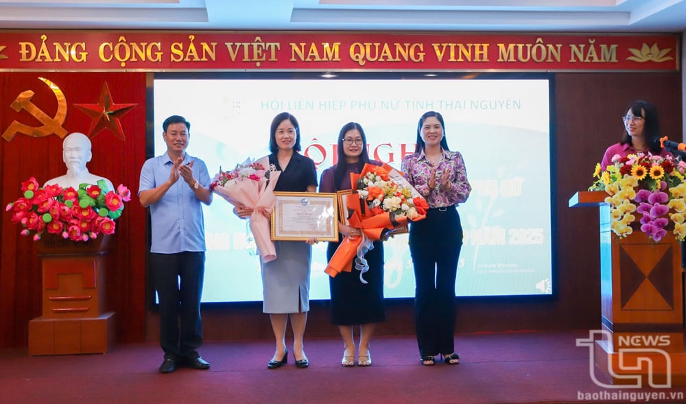 Collectives with outstanding achievements in association work and women's movement received Certificates of Merit from the Chairman of the Provincial People's Committee.