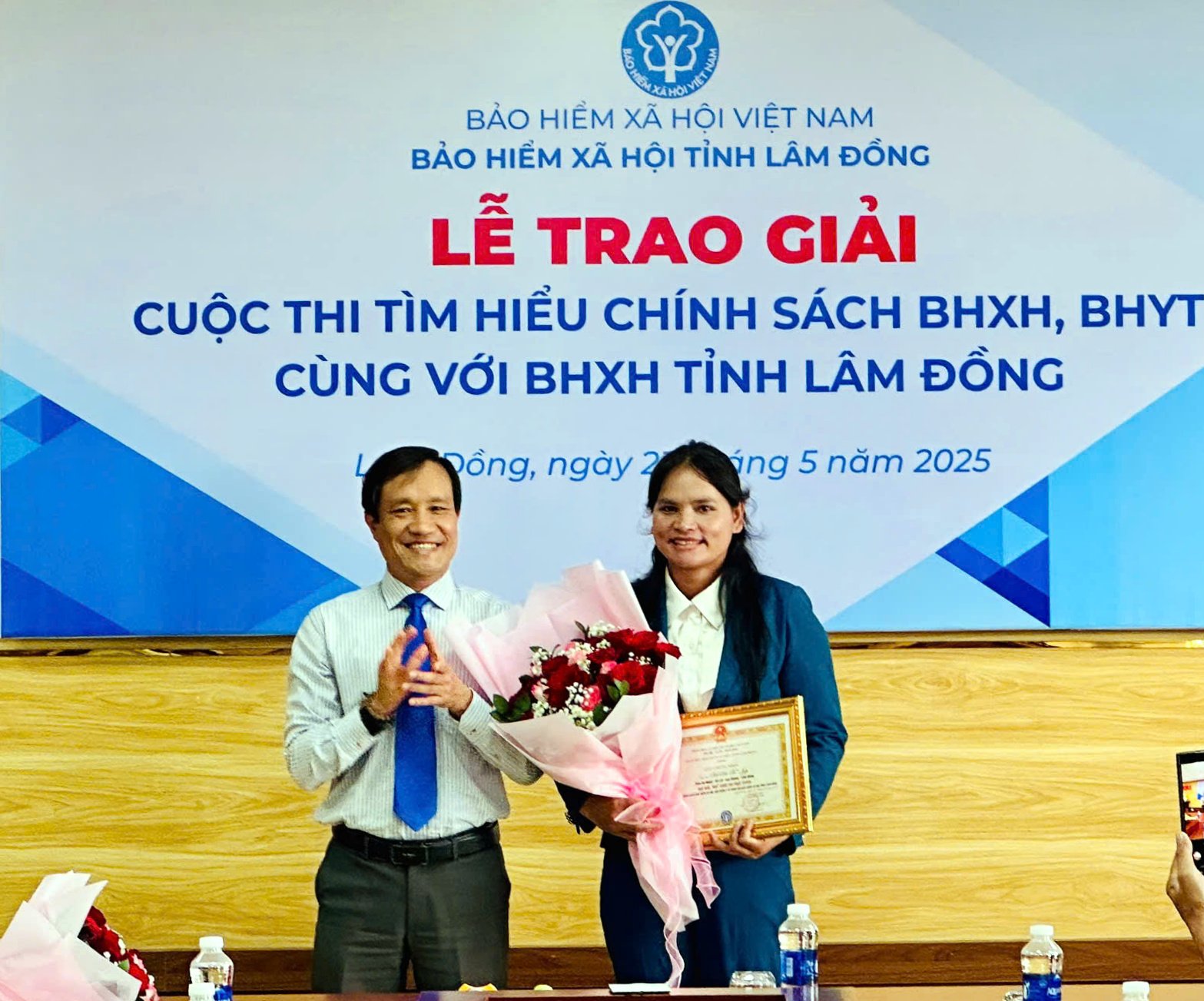 រង្វាន់ទី២ ប្រគល់ជូនលោកស្រី Ko Sa K Jip (ភូមិ Da Nghit ឃុំ Lat ស្រុក Lac Duong)