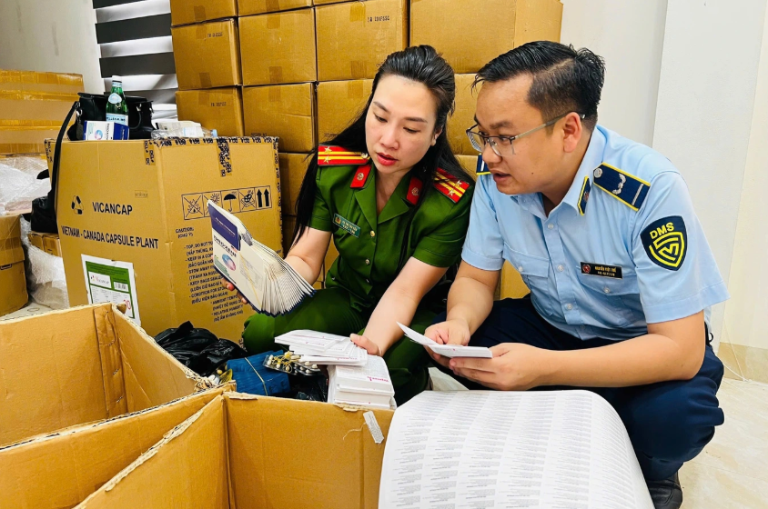 Thuốc nào cũng đủ giấy phép, nhà thuốc than trời - 4