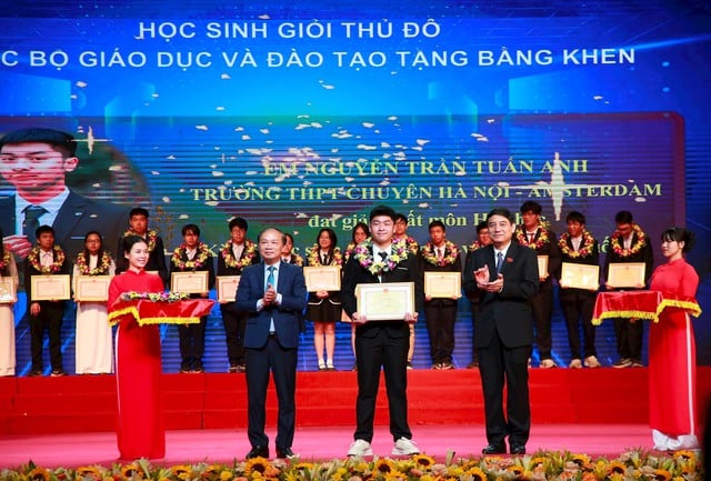 Học sinh tiêu biểu của Hà Nội tri ân cha mẹ, thầy cô- Ảnh 1.