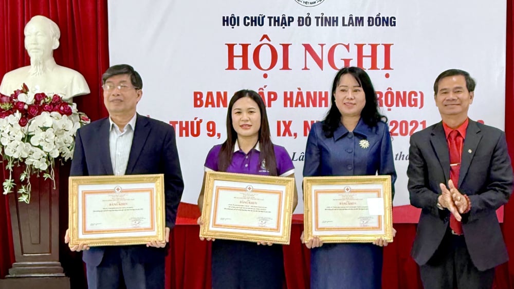 ប្រគល់ប័ណ្ណសរសើរពីគណៈកម្មាធិការមជ្ឈិមសមាគមកាកបាទក្រហមវៀតណាម ដល់ក្រុមចំនួន៣ ដែលមានការរួមចំណែកឆ្នើមក្នុងសកម្មភាពមនុស្សធម៌