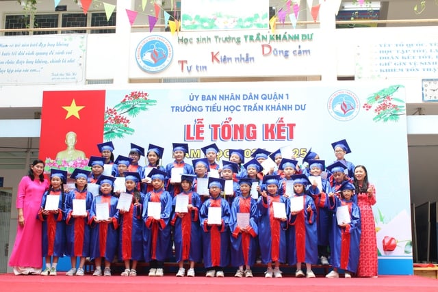 Lễ ra trường xúc động: Phụ huynh cảm ơn cô bảo mẫu, bảo bảo vệ - Ảnh 6.