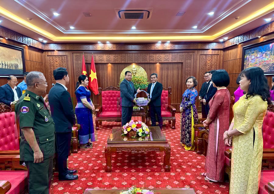 ngai-sor-soputra-tinh-truong-tinh-stung-treng-vuong-quoc-campuchia-tang-qua-luu-niem-cho-dong-chi-ho-van-nien-bi-thu-tinh-uy-chu-tich-hdnd-tinh-anh-ha-duy.jpg
