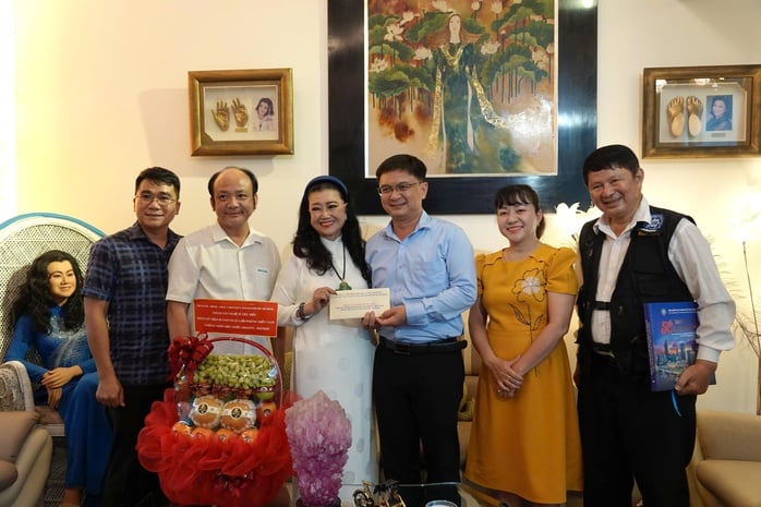 Lãnh đạo Ban Tuyên giáo và Dân vận Thành ủy TP HCM thăm, tri ân các nghệ sĩ tiêu biểu  - Ảnh 1.