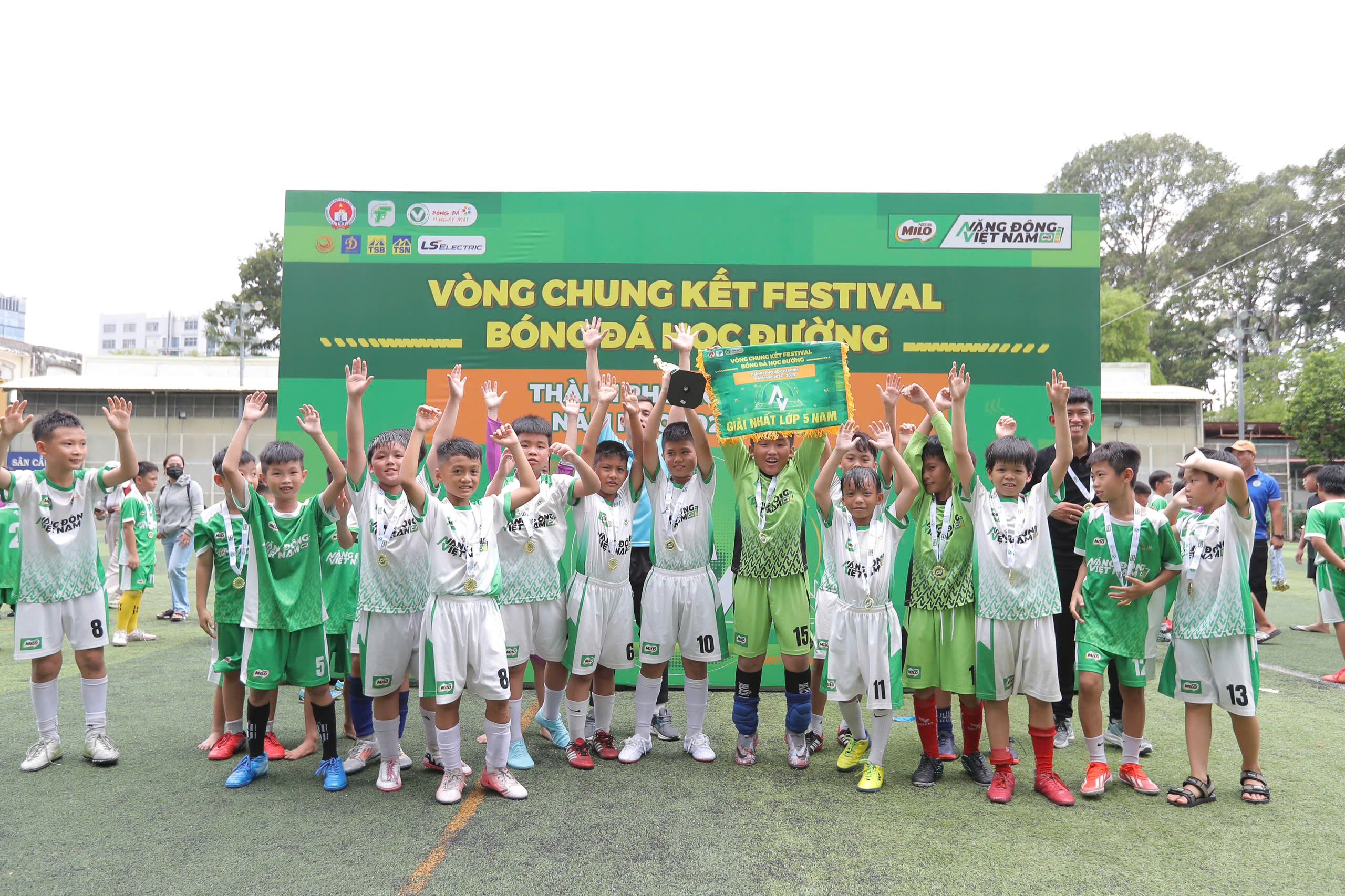 Lộ diện những nhà vô địch xứng đáng của VCK festival bóng đá học đường TP.HCM- Ảnh 1.