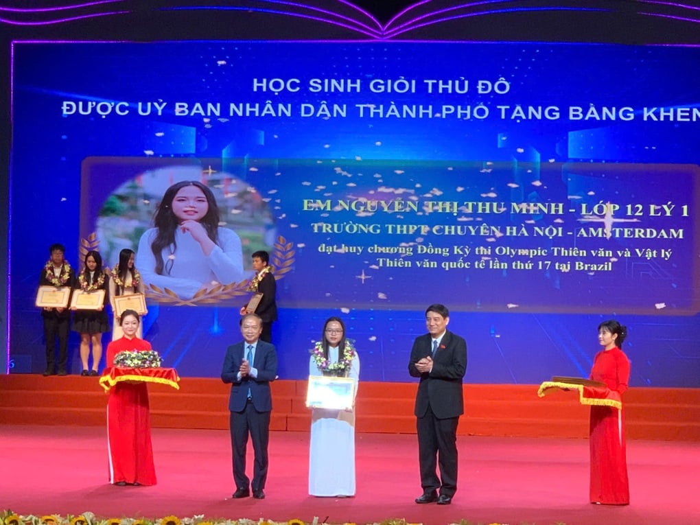 851 học sinh Hà Nội cúi đầu cảm ơn cha mẹ trong lễ vinh danh - 1