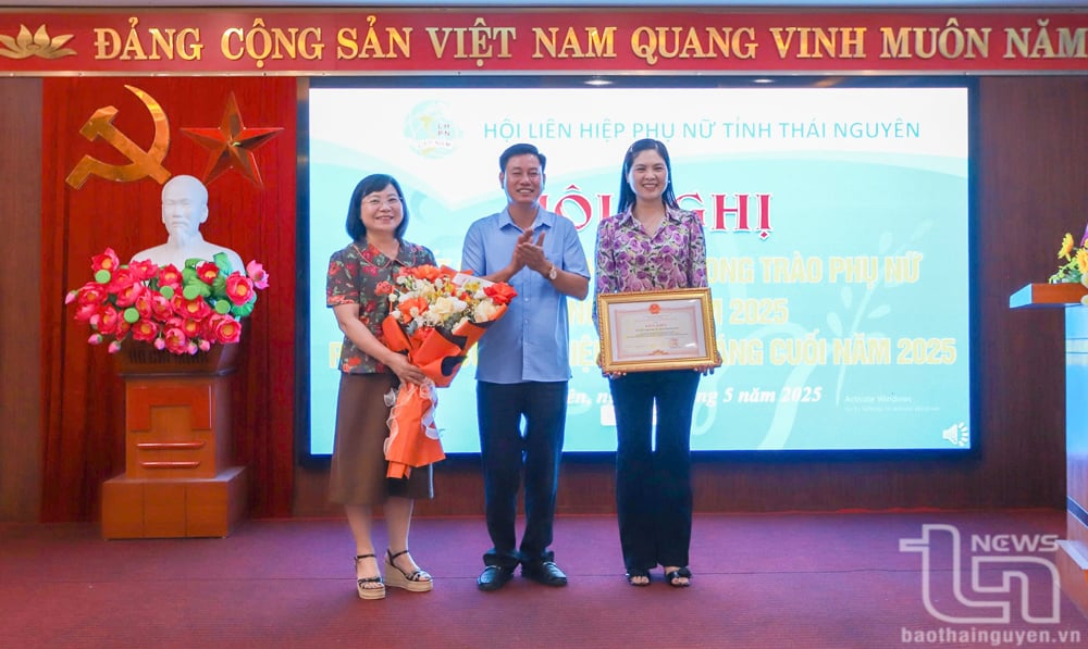 Thai Nguyen Provincial Women's Union received a Certificate of Merit from the Central Union for its outstanding achievements in union work and the women's movement.