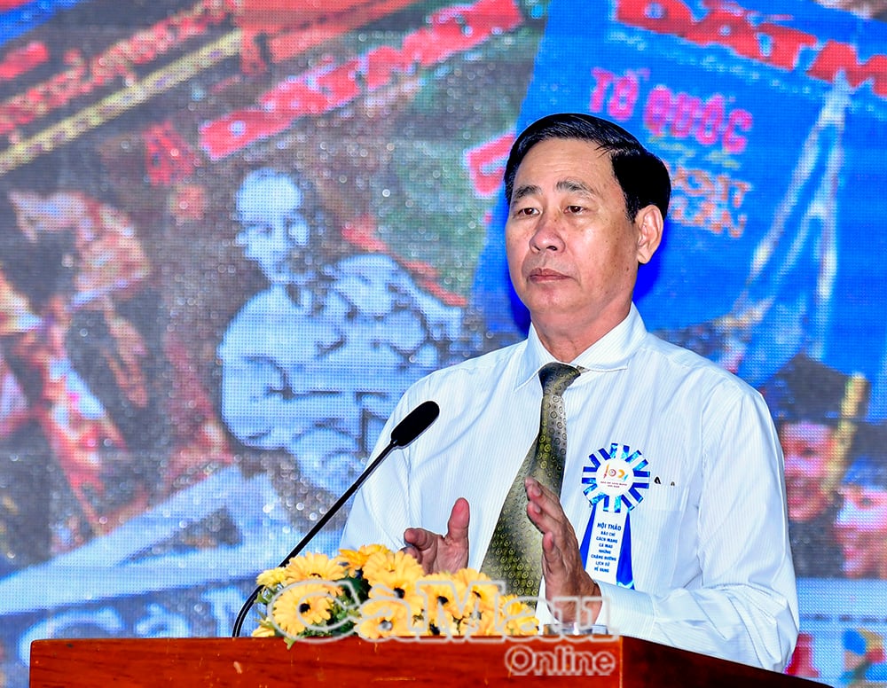 ថ្លែងមតិក្នុងសិក្ខាសាលានេះ លោក Nguyen Duc Tien អនុប្រធាននាយកដ្ឋានឃោសនា និងចលនាមហាជននៃគណៈកម្មាធិការបក្សខេត្ត បានចែករំលែកខ្លឹមសារទាក់ទងនឹងការកសាងក្រុមអ្នកសារព័ត៌មានទាំងក្រហម និងវិជ្ជាជីវៈ បំពេញតម្រូវការនៃការអភិវឌ្ឍន៍សារព័ត៌មានទំនើប។