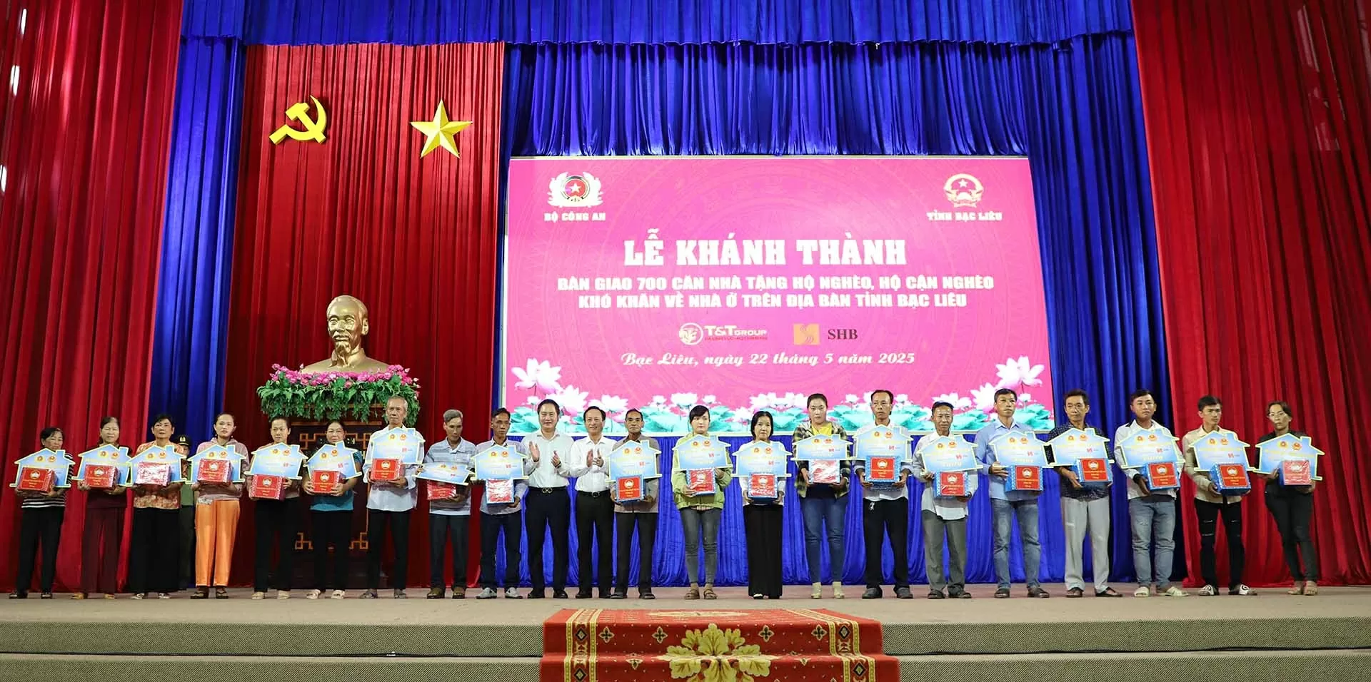 El Sr. Mai Xuan Son, Director General del Grupo T&T (décimo desde la izquierda) y los líderes de la provincia de Bac Lieu entregaron placas simbólicas y regalos a los hogares con dificultades de vivienda.