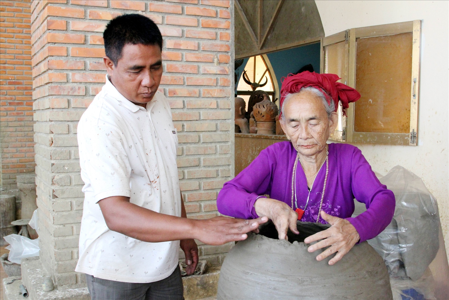 បុគ្គល​ដែល​រួម​ចំណែក​រក្សា​ភ្លើង​នៃ​គ្រឿង​ស្មូន Bau Truc Cham