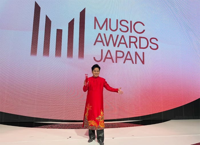 Tung Duong sings loudly