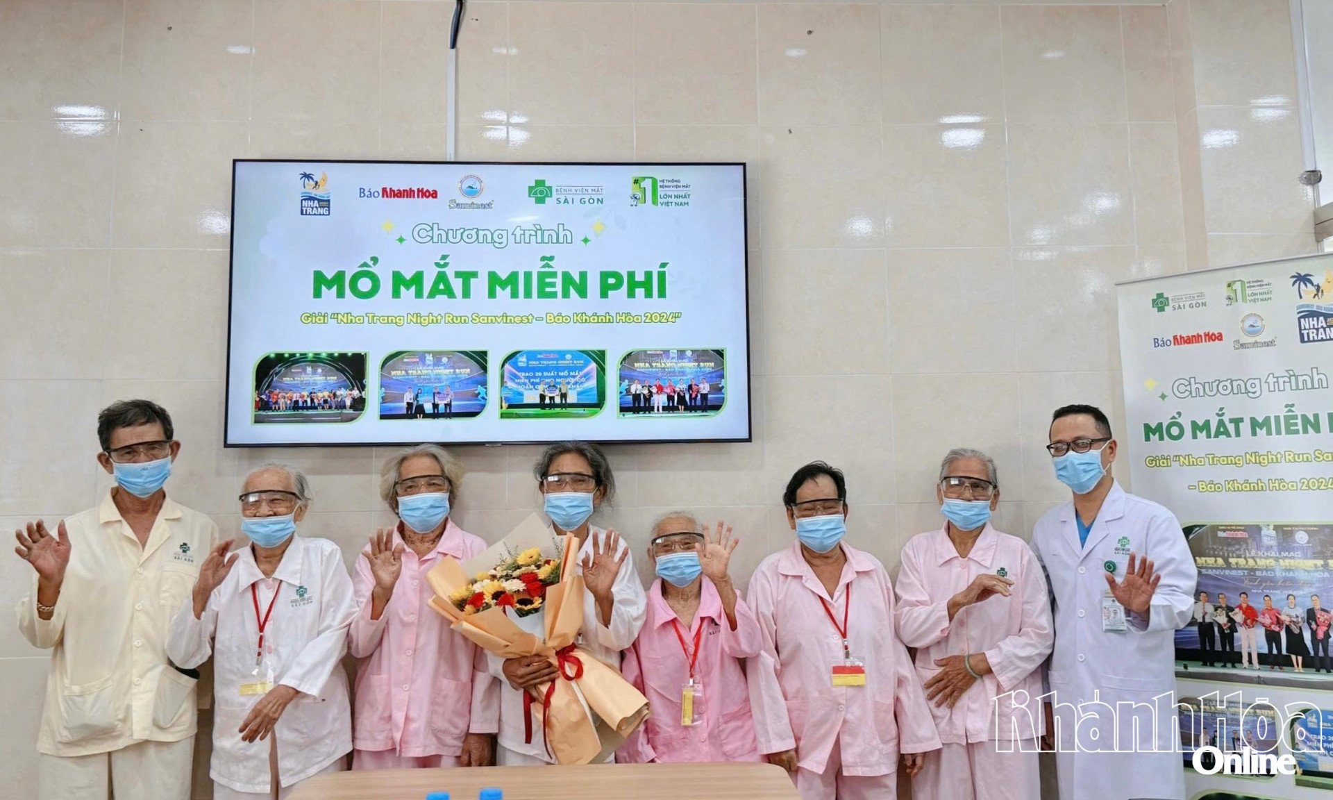 ថ្នាក់ដឹកនាំមន្ទីរពេទ្យភ្នែក Saigon Nha Trang ជូនផ្កាដល់អ្នកជំងឺក្រោយការវះកាត់