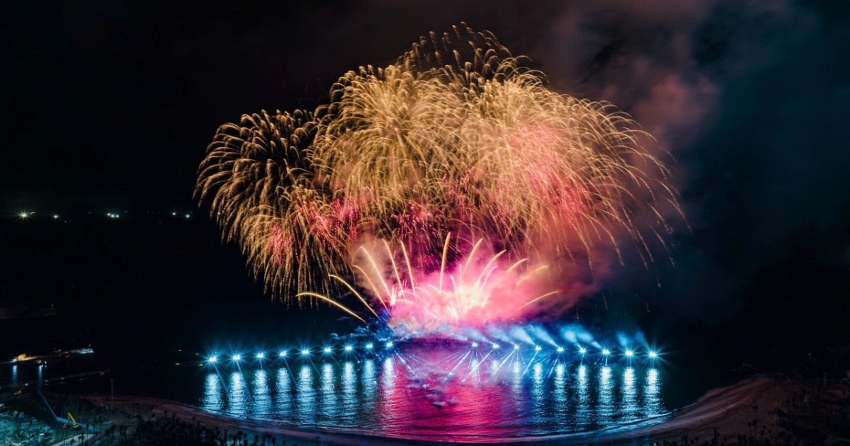 Jetski fireworks show in Cat Ba sets two world records