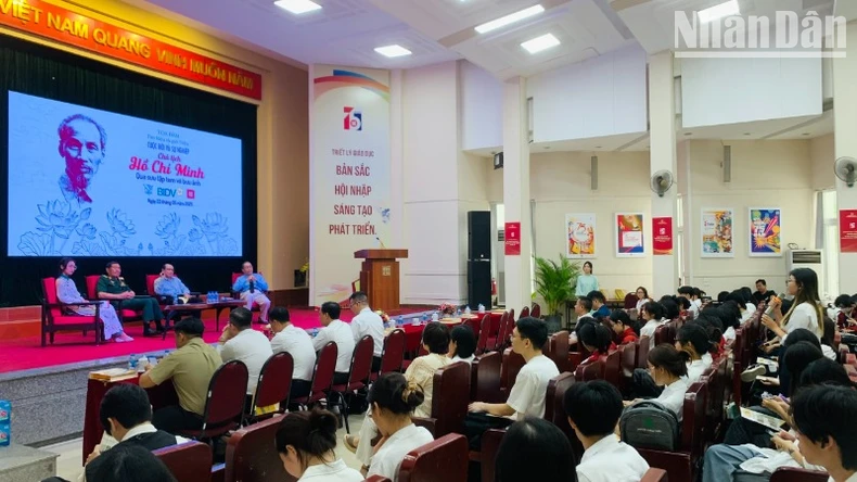 Tìm hiểu về cuộc đời, sự nghiệp của Chủ tịch Hồ Chí Minh thông qua tem, bưu ảnh ảnh 3