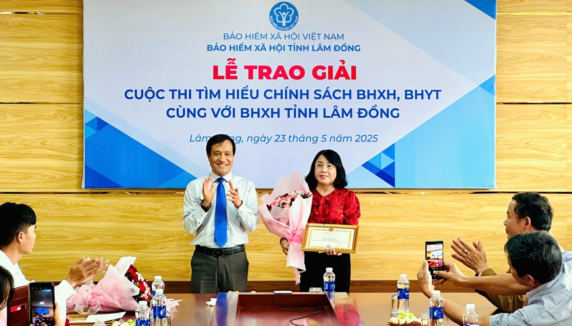 រង្វាន់ទី៣ ប្រគល់ជូនលោកស្រី Dao Thi Thu Hien (អនុវិទ្យាល័យ An Hiep, Duc Trong)