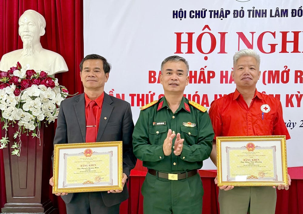 ពិធីប្រគល់ប័ណ្ណសរសើរពីគណៈកម្មាធិការប្រជាជនខេត្ត ជូនបុគ្គលចំនួន០២រូប ដែលមានស្នាដៃឆ្នើមក្នុងការងារ 
