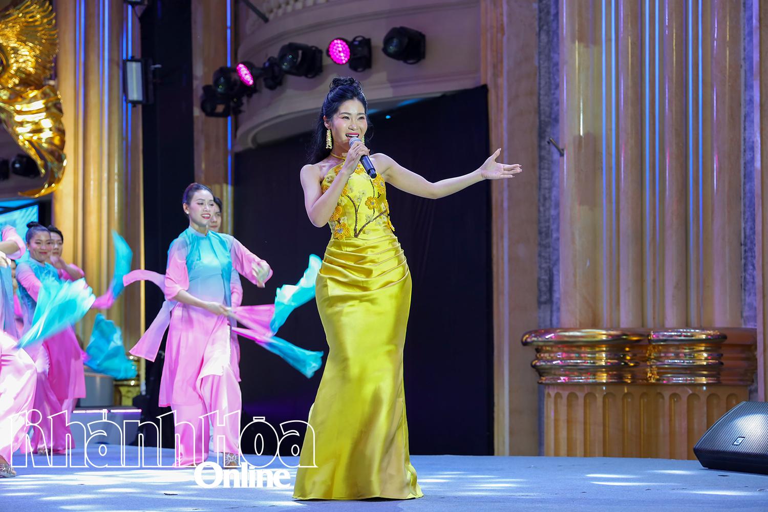 Ca sĩ trẻ Hà Myo biểu diễn tại đêm thi bán kết.