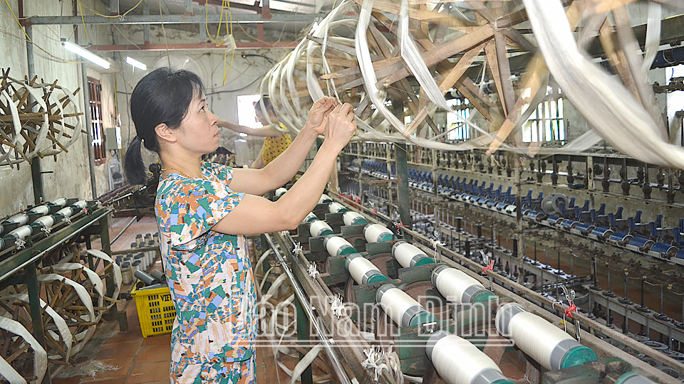 Với trợ lực từ vốn vay Quỹ Tín dụng nhân dân Phương Định (Trực Ninh), hoạt động làng nghề ươm tơ dệt lụa của địa phương đã phát triển bền vững.