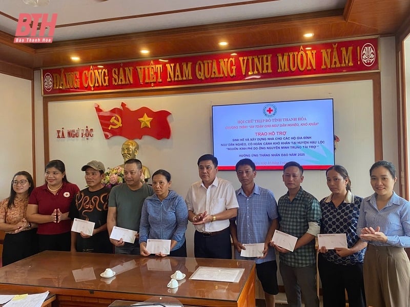 កាកបាទក្រហមខេត្តផ្តល់ការចិញ្ចឹមជីវិត និងសាងសង់ផ្ទះជូនប្រជានេសាទក្រីក្រ