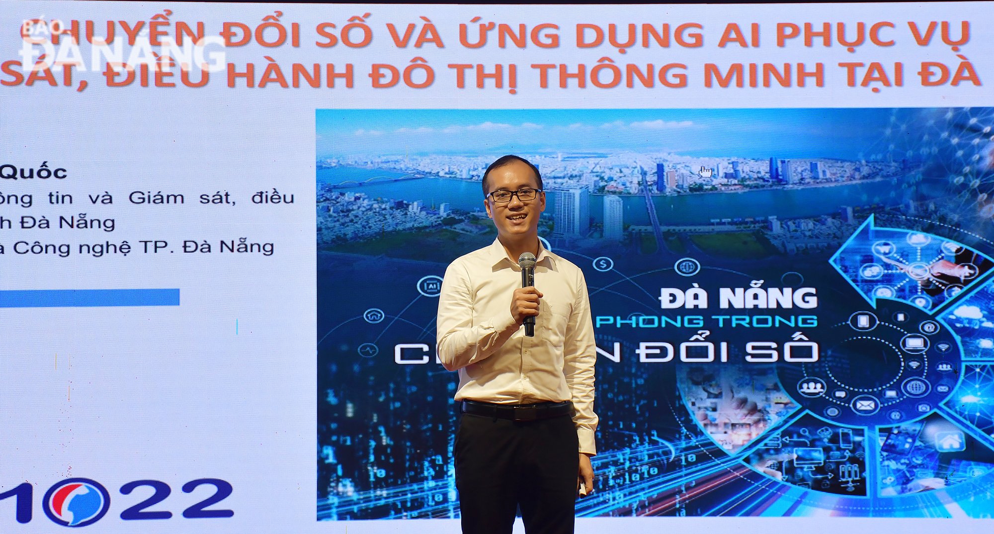 នាយកគ្រប់គ្រងព័ត៌មាន និងប្រតិបត្តិការឆ្លាតវៃនៃទីក្រុង Da Nang Nguyen Van Quoc បានរាយការណ៍នៅក្នុងសិក្ខាសាលា។ រូបថត៖ THANH LAN