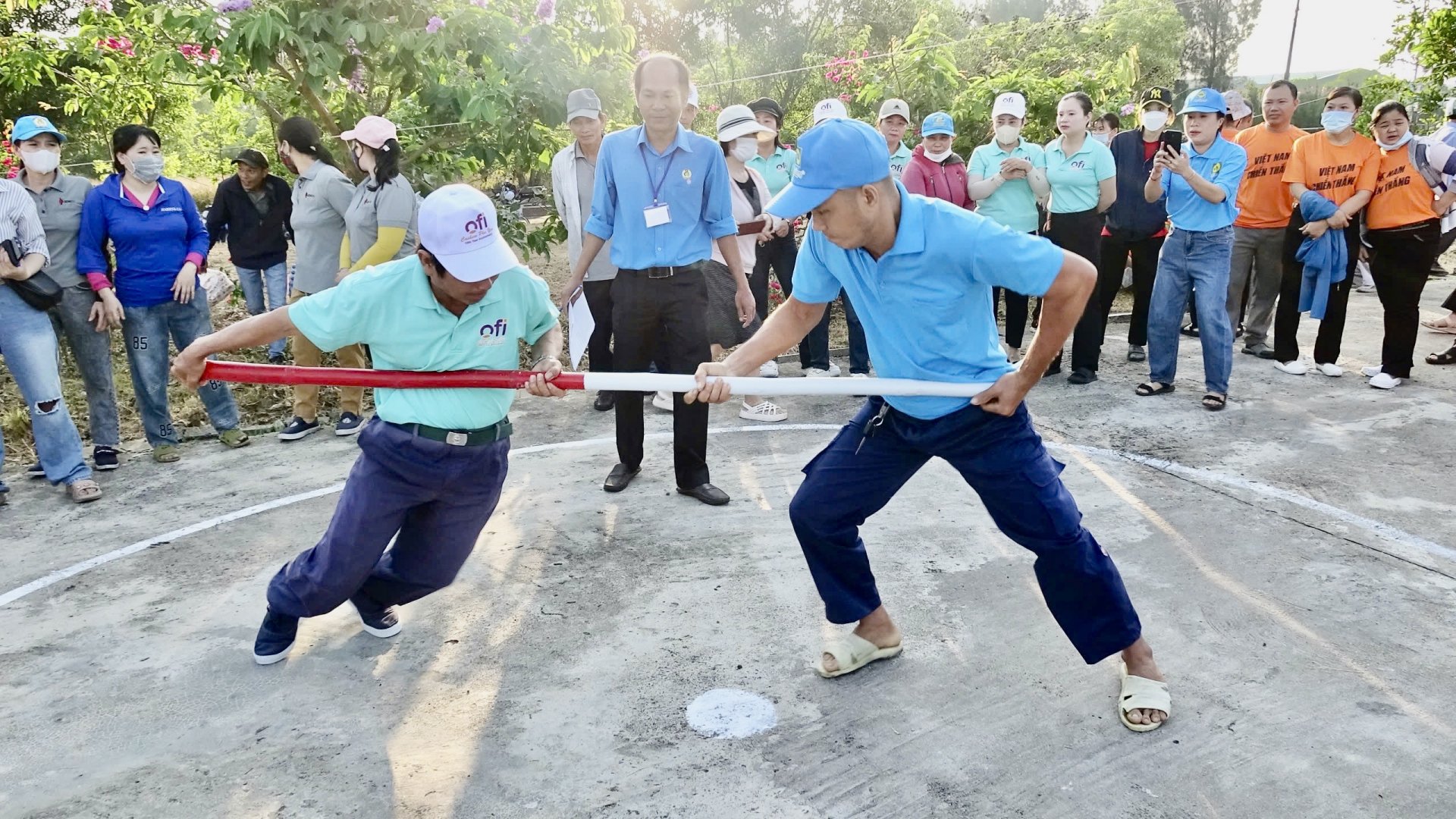 Công nhân tham gia chơi đẩy gậy - một hoạt động được tổ chức trong Tháng Công nhân năm 2025. Ảnh: HÀ THU