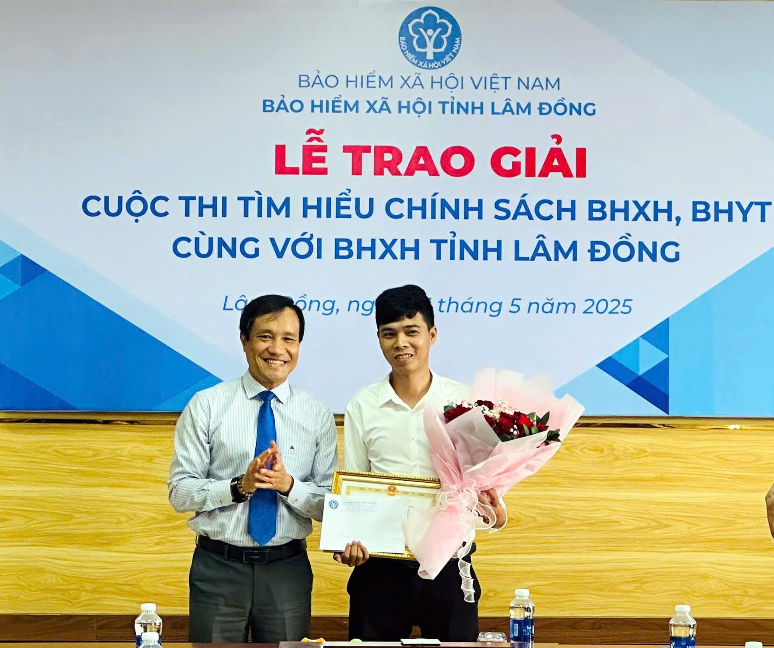 ថ្នាក់​ដឹក​នាំ​ធានា​រ៉ាប់​រង​សង្គម​ខេត្ត Lam Dong បាន​ប្រគល់​រង្វាន់​ទី​១​ជូន​លោក Tran Viet Do (ភូមិ​៣ ឃុំ Loc Bao ស្រុក Bao Lam)។