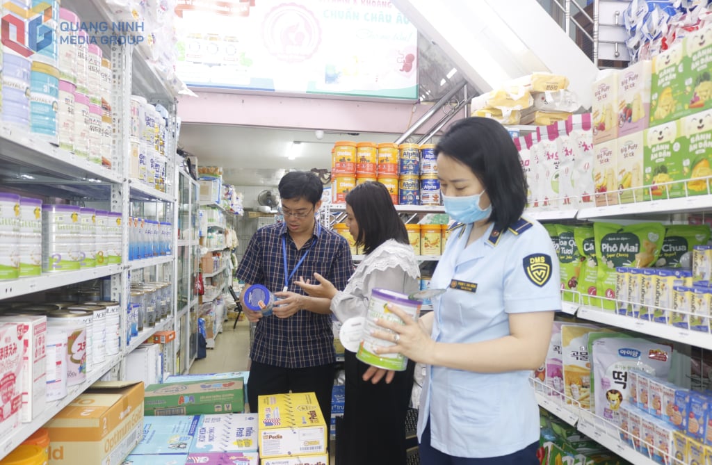 អាជ្ញាធរ​ក្រុង​ចុះ​ពិនិត្យ​សុវត្ថិភាព​ចំណីអាហារ​នៅ​កន្លែង​មួយ​ក្នុង​តំបន់។