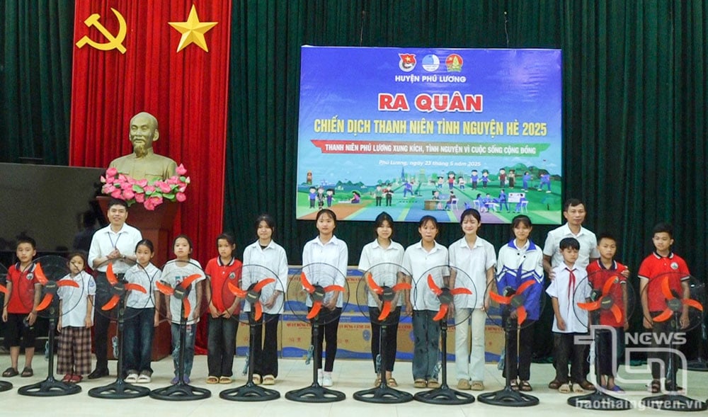 Ủy ban MTTQ huyện, Huyện đoàn Phú Lương và xã Yên Trạch tặng 45 chiếc quạt cho học sinh có hoàn cảnh khó khăn trên địa bàn.