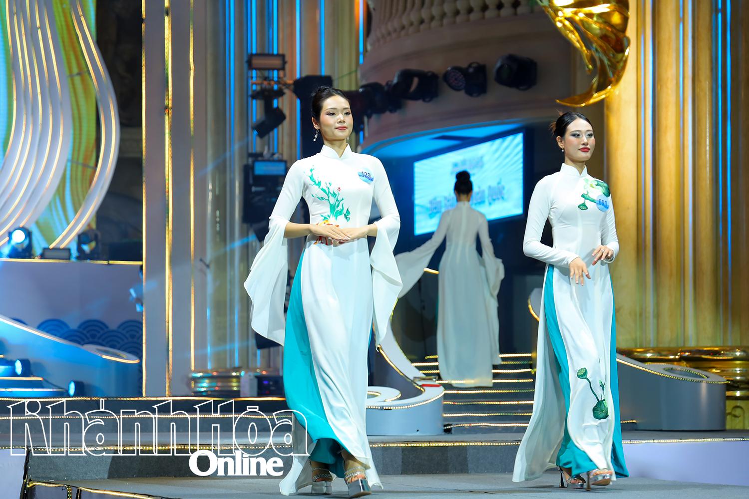 Phần thi trình diễn trang phục áo dài của các thí sinh.