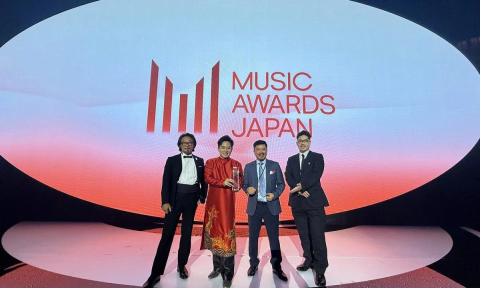 Tung Duong proudly sang "A Round of Vietnam" when receiving an international music award - Cao Bang Electronic Newspaper