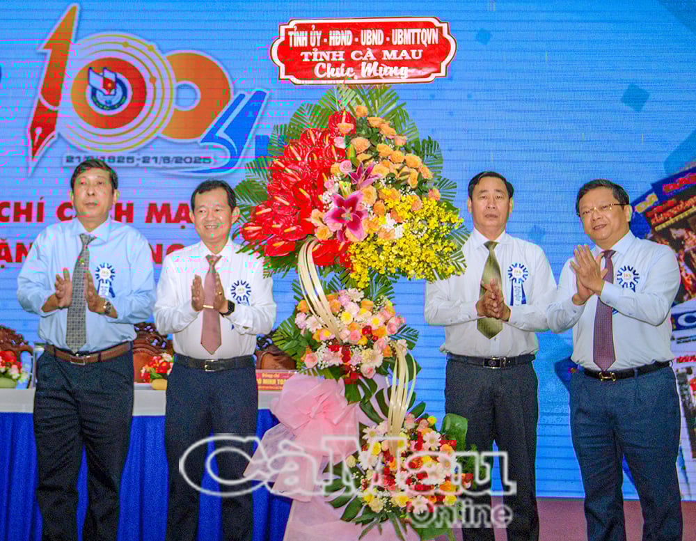 ០១/- អនុលេខាអចិន្ត្រៃយ៍គណៈកម្មាធិការបក្សខេត្ត លោក Nguyen Duc Hien (គម្របខាងស្តាំ) ជូនផ្កាអបអរសាទរសិក្ខាសាលា “សារព័ត៌មាន Ca Mau - ដំណើរប្រវត្តិសាស្ត្រដ៏រុងរឿង”។