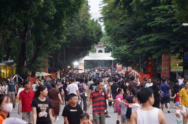 5 tháng đầu năm 2025: Hà Nội đón gần 13 triệu lượt khách - Ảnh 1.