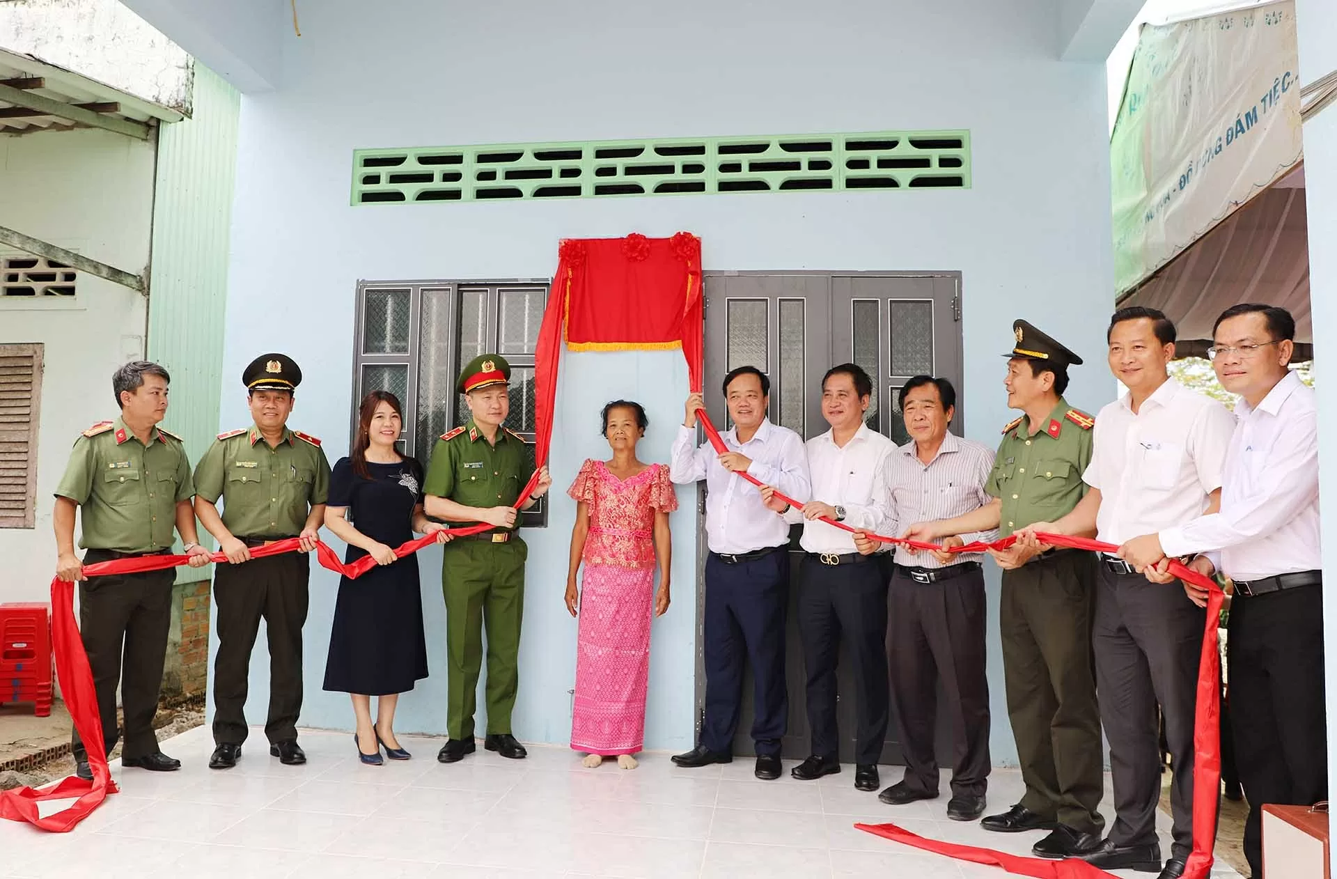 Los líderes del Ministerio de Seguridad Pública, los líderes de la provincia de Bac Lieu y representantes de T&T Group y SHB Bank realizaron la ceremonia de inauguración y entregaron las casas a los hogares.