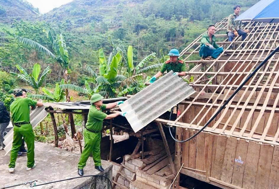 Departments, branches, organizations, and armed forces of Ha Quang district accelerate support for people to speed up construction progress to complete the program of eliminating temporary and dilapidated houses before September 30, 2025.