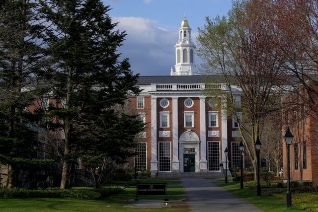 Chính quyền Mỹ cấm Đại học Harvard tuyển sinh viên quốc tế - Ảnh 1.