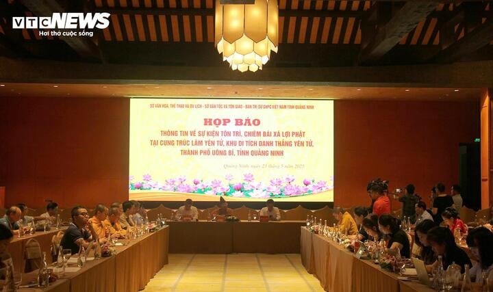 Press conference on the morning of May 23 at Truc Lam Yen Tu Palace.