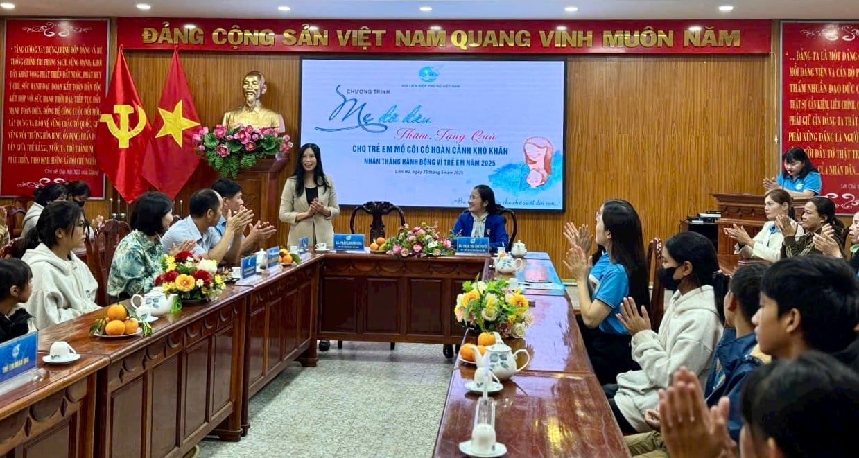 Phó Chủ tịch Hội LHPN Việt NamTrần Lan Phương thăm và tặng quà trẻ em mồ côi có hoàn cảnh khó khăn tại huyện Lâm Hà