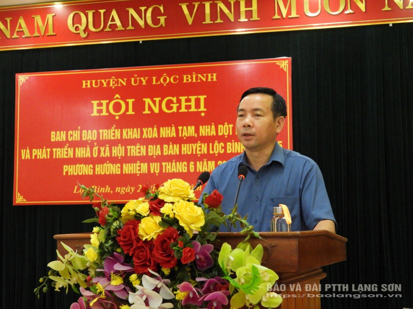 หัวหน้าคณะกรรมการอำนวยการเขตกล่าวสุนทรพจน์ในการประชุม