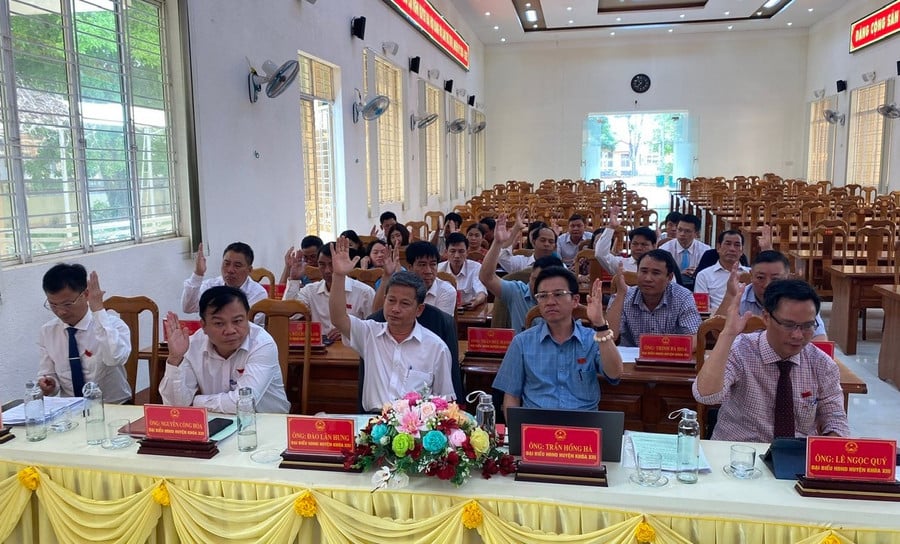 dai-dieu-hdnd-huyen-ia-grai-khao-xiii-bieu-quyet-thong-qua-2-du-thao-nq-tai-ky-hop-thu-20-ngay-22-5-2025.jpg