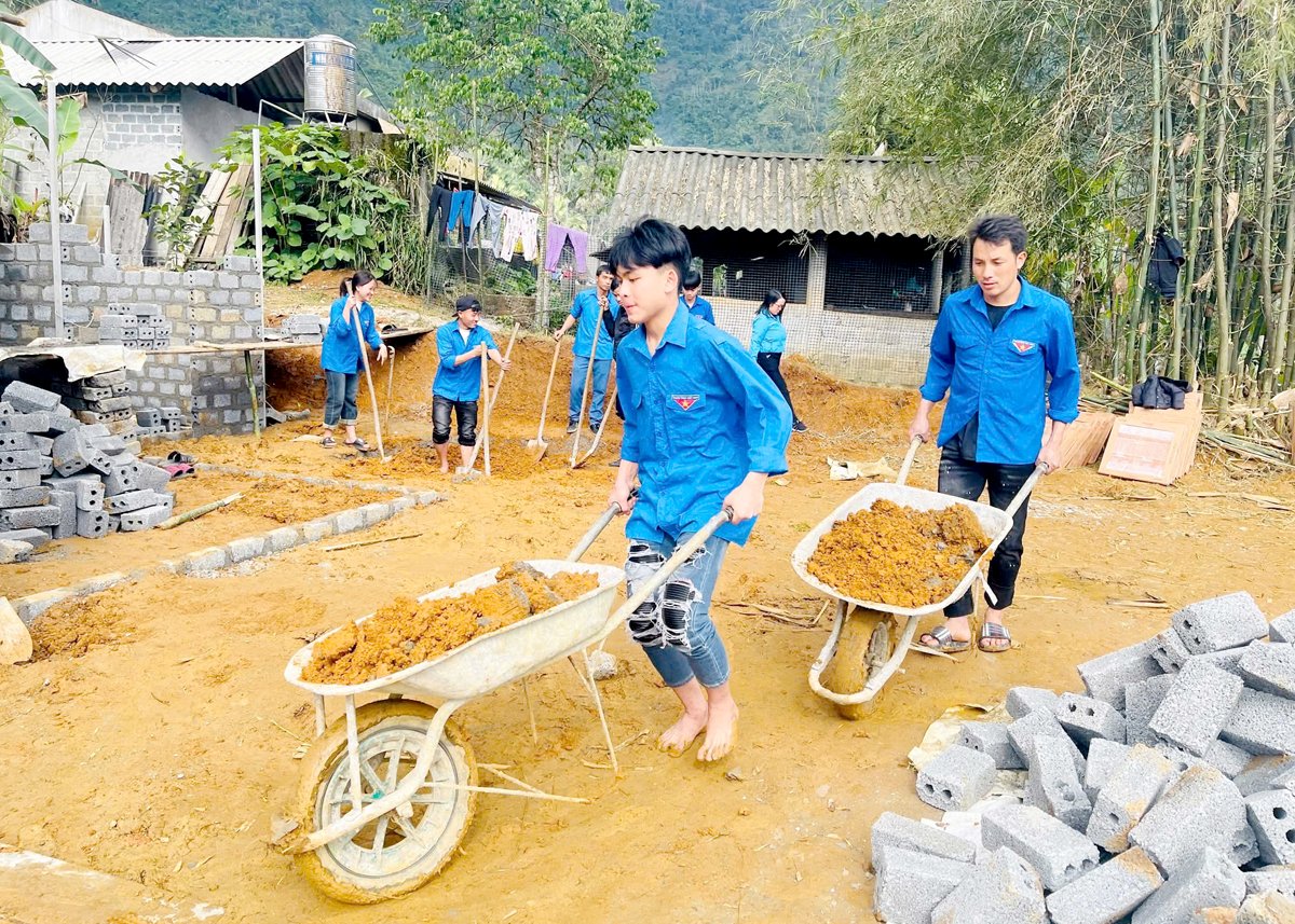 Đoàn viên thanh niên Vị Xuyên giúp đỡ người dân xây dựng nhà ở.