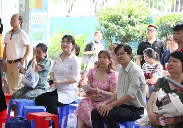 Lễ ra trường xúc động: Phụ huynh cảm ơn cô bảo mẫu, bảo bảo vệ - Ảnh 8.