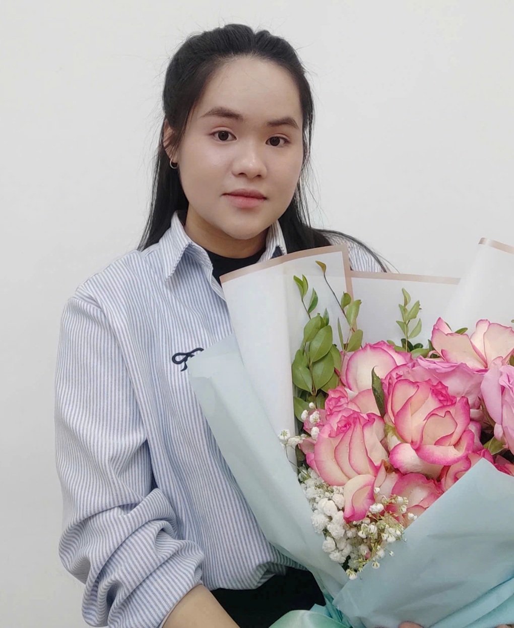 Nhận bằng tốt nghiệp loại giỏi thay em gái đã mất, chị gái bật khóc - 2