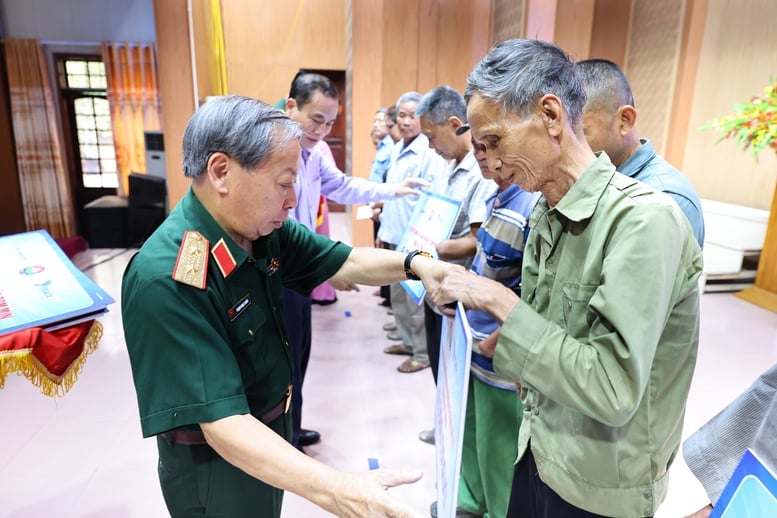Trao sinh kế cho nạn nhân bom mìn, tiếp sức học sinh nghèo tại Hà Tĩnh- Ảnh 2.