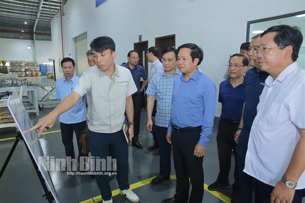 Comrade Pham Quang Ngoc, Deputy Secretary of the Provincial Party Committee, Chairman of the Provincial People's Committee visited Hyundai Thanh Cong Vietnam Automobile Manufacturing Joint Stock Company, Gian Khau Industrial Park (Gia Vien).
