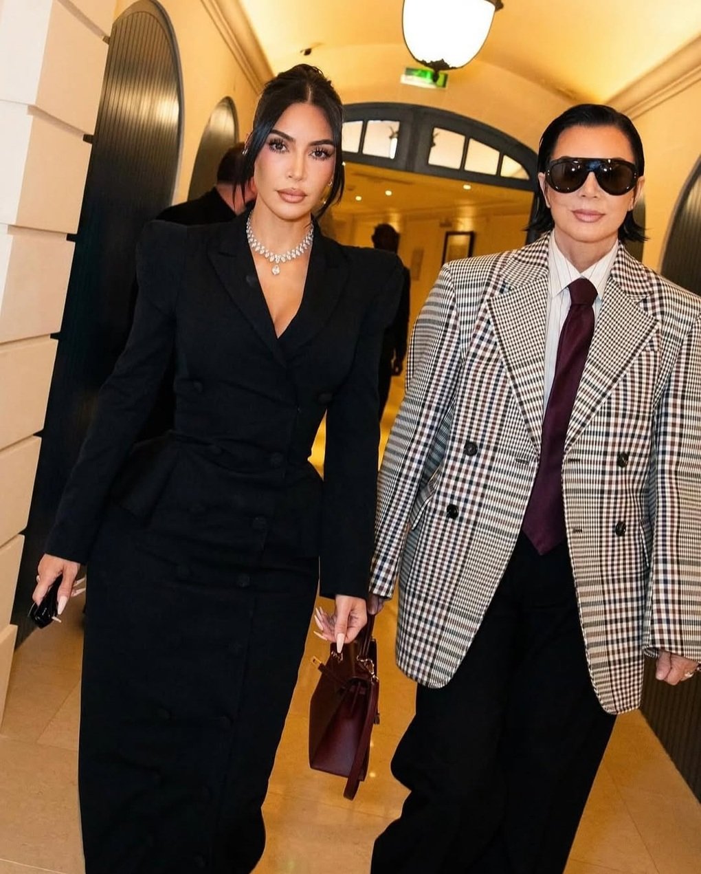 Mẹ của Kim Kardashian trẻ đẹp hệt như con gái kém 25 tuổi - 5