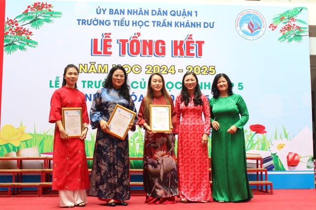 Lễ ra trường xúc động: Phụ huynh cảm ơn cô bảo mẫu, bảo bảo vệ - Ảnh 1.