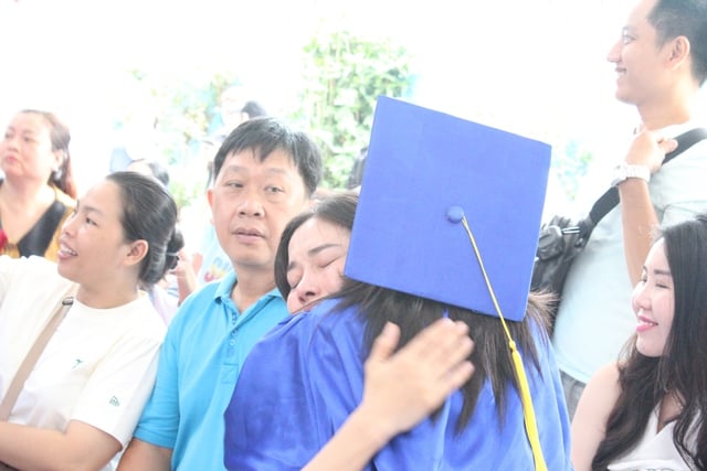 Lễ ra trường xúc động: Phụ huynh cảm ơn cô bảo mẫu, bảo bảo vệ - Ảnh 10.