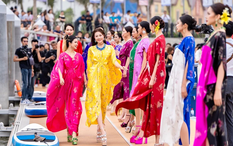 “Phù thủy thiết kế” Vũ Tường Vi kết hợp hoa và biển trong bộ sưu tập lụa “Vũ khúc biển hoa” ảnh 1