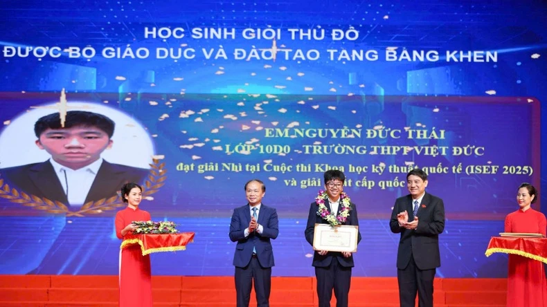 ទីក្រុងហាណូយផ្តល់កិត្តិយសដល់សិស្សពូកែចំនួន ៨៥១នាក់ រូបថត ១