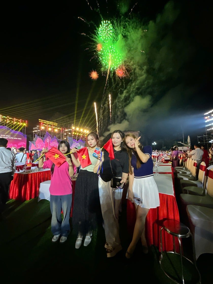 Nhóm truyền thông Gen Z trong đêm khai mạc Lễ hội Làng Sen 2025.